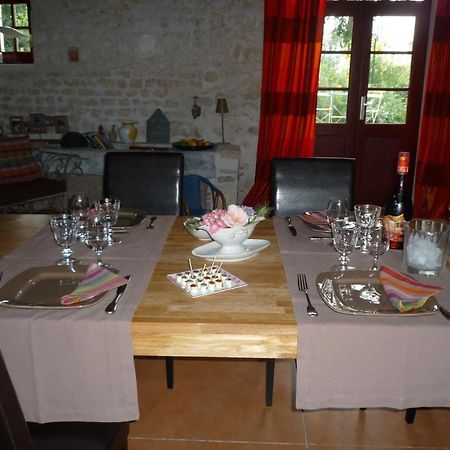 Vouhé Le Logis De La Poupeliere Bed & Breakfast エクステリア 写真