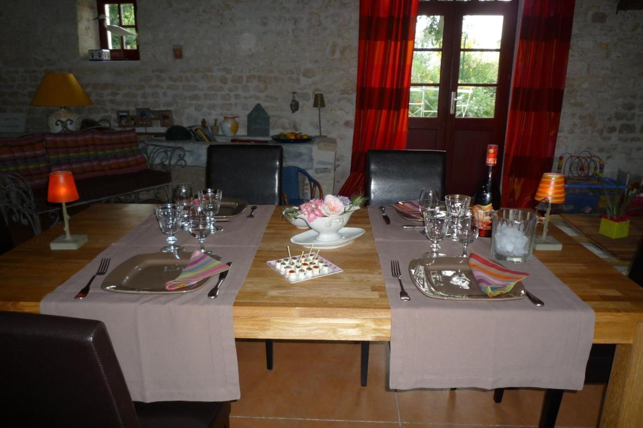 Vouhé Le Logis De La Poupeliere Bed & Breakfast エクステリア 写真