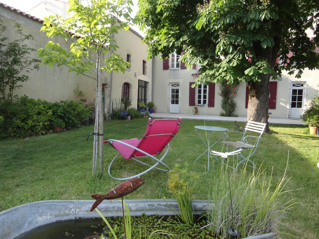 Vouhé Le Logis De La Poupeliere Bed & Breakfast エクステリア 写真