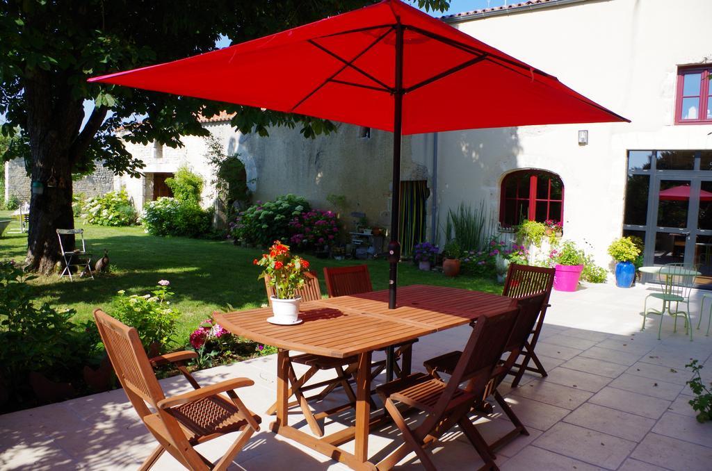 Vouhé Le Logis De La Poupeliere Bed & Breakfast エクステリア 写真