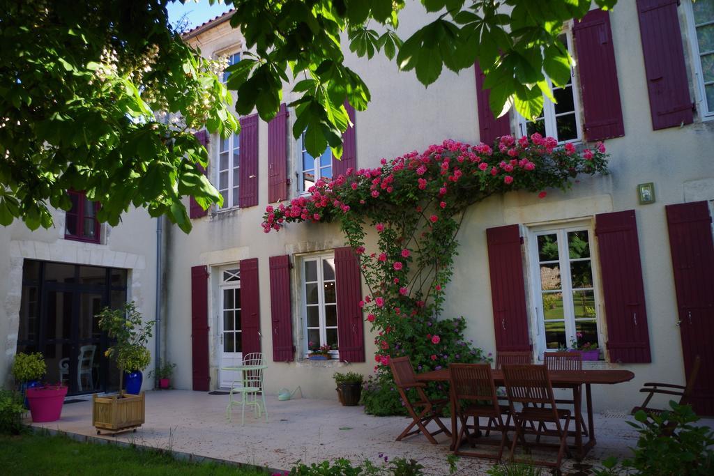 Vouhé Le Logis De La Poupeliere Bed & Breakfast エクステリア 写真