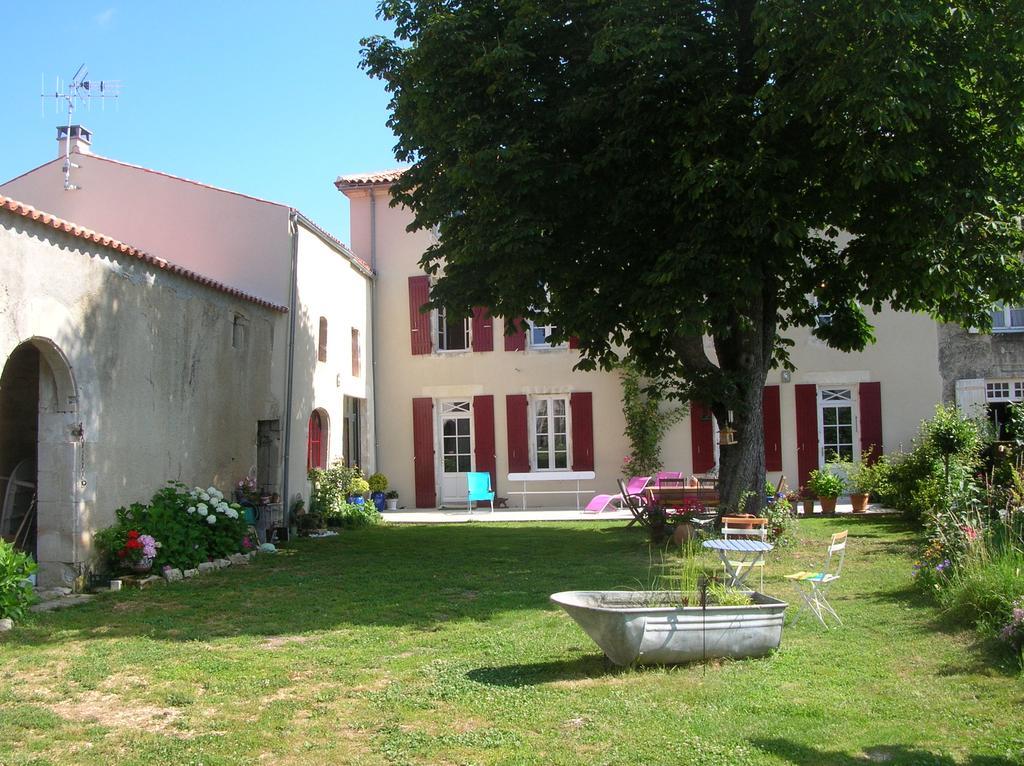 Vouhé Le Logis De La Poupeliere Bed & Breakfast エクステリア 写真