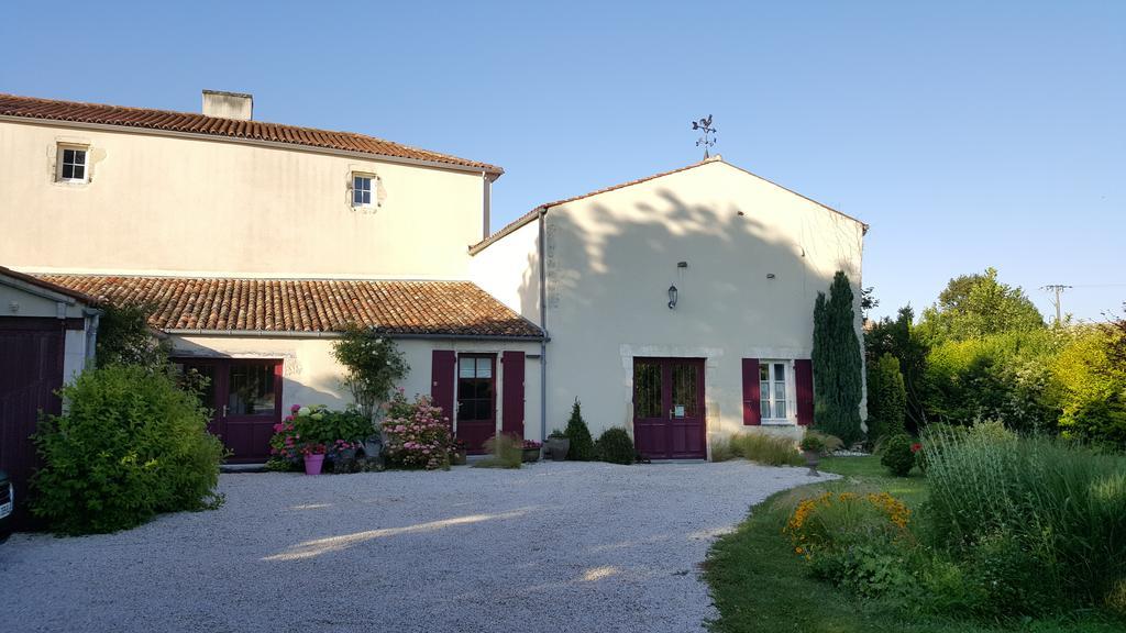 Vouhé Le Logis De La Poupeliere Bed & Breakfast エクステリア 写真