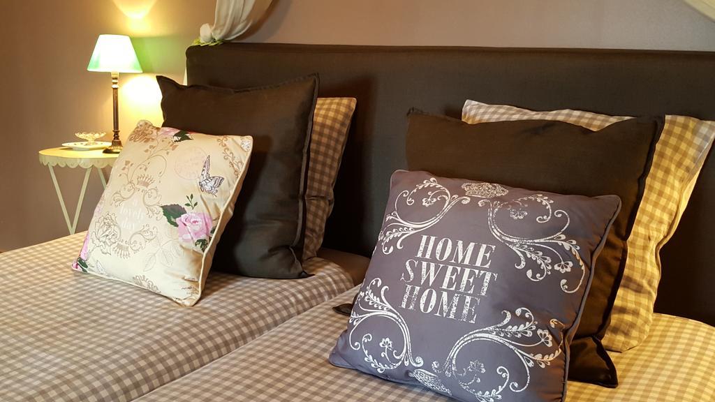 Vouhé Le Logis De La Poupeliere Bed & Breakfast エクステリア 写真