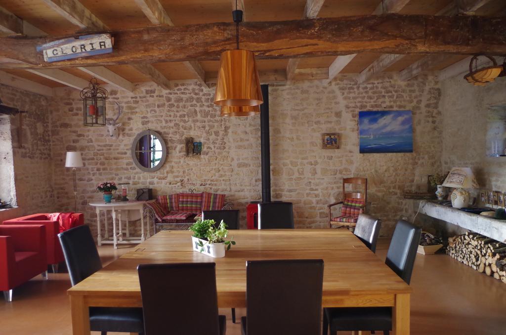 Vouhé Le Logis De La Poupeliere Bed & Breakfast エクステリア 写真